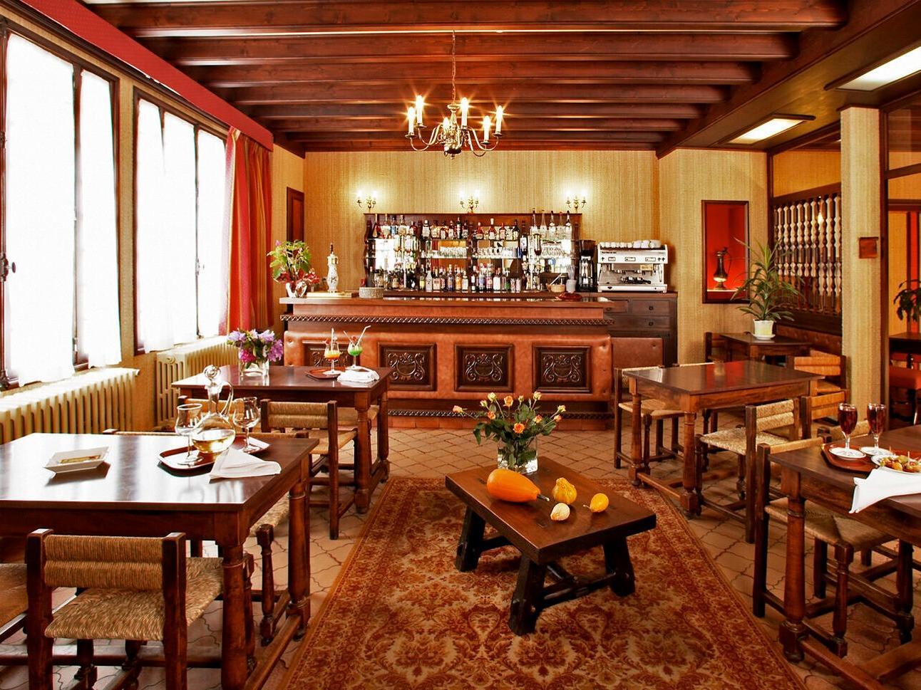 Logis Grand Hotel Pelisson นงทรอง ภายนอก รูปภาพ